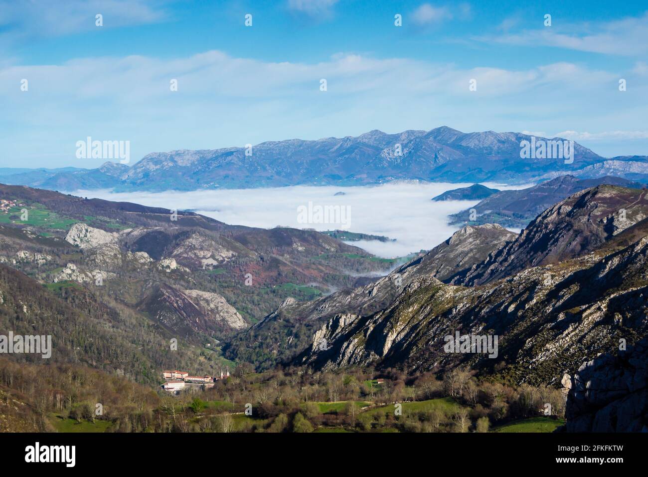 Paysage d'une mer de ​​clouds et de la Basilique de Covadonga en arrière-plan dans les montagnes des lacs De Covadonga.la photo est prise en h Banque D'Images