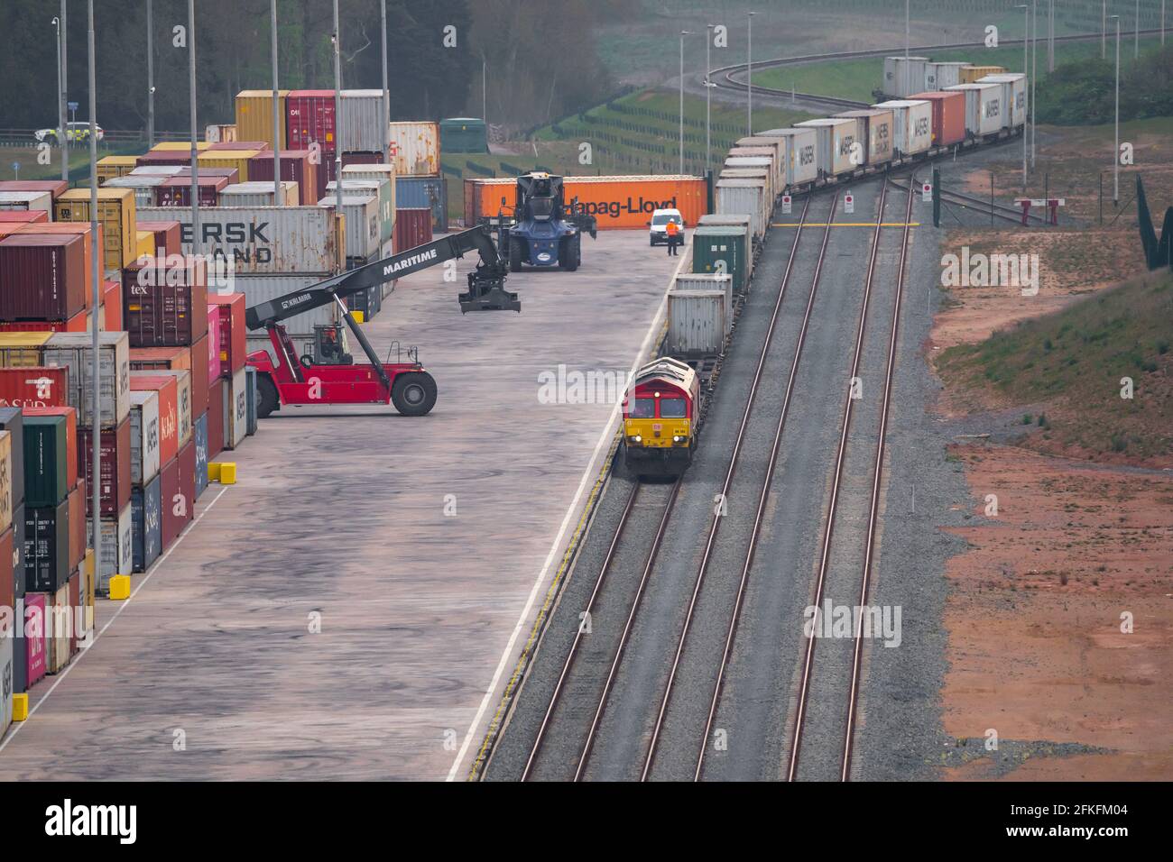 East Midlands Gateway Rail Freight Depot, Leicestershire 1.5.2021 train arrivant avec des conteneurs pour le déchargement Banque D'Images