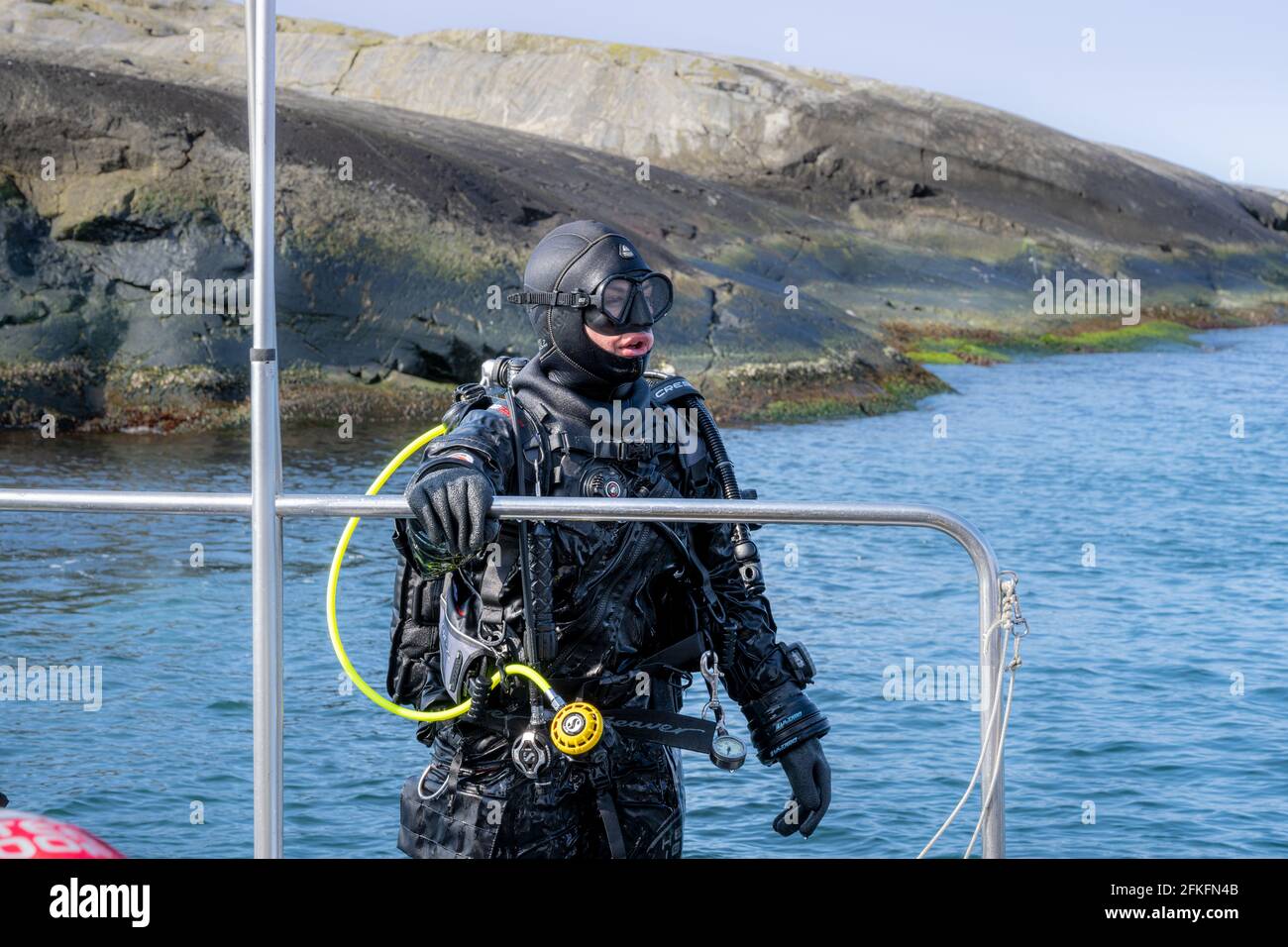 17 avril 2021 - Hamburgsund, Suède : une femelle de plongée retourne au bateau de plongée. Banque D'Images