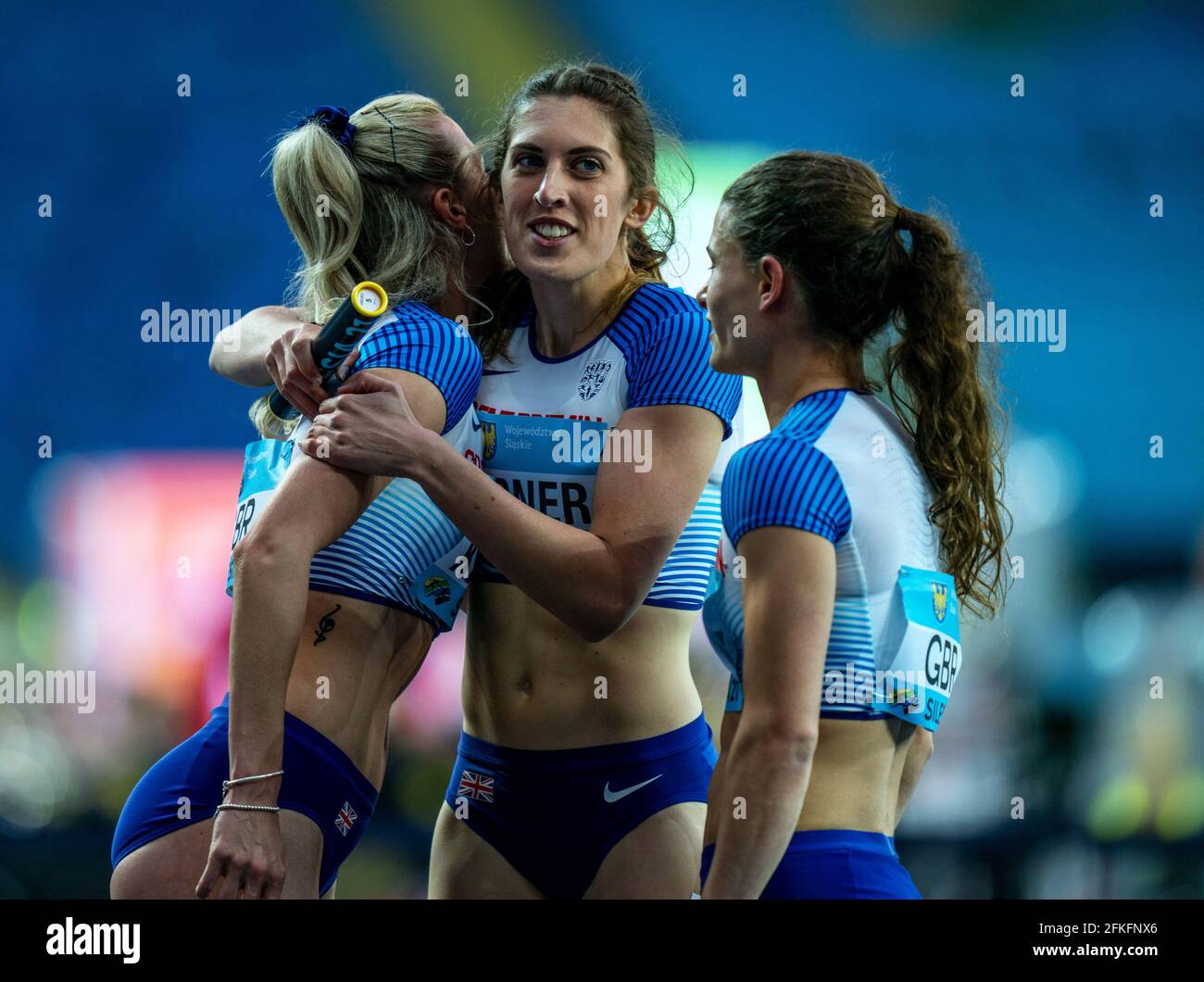 Stade de Silésie, Chorzow, Pologne. 1er mai 2021. Relais mondiaux d'athlétisme 2021. Jour 1; Team GB Celebrate atteindre la finale en dames 4 x 400 comme Jessica Turner, Jessie Knight et Zoey Clark Hug Credit: Action plus Sports/Alay Live News Banque D'Images