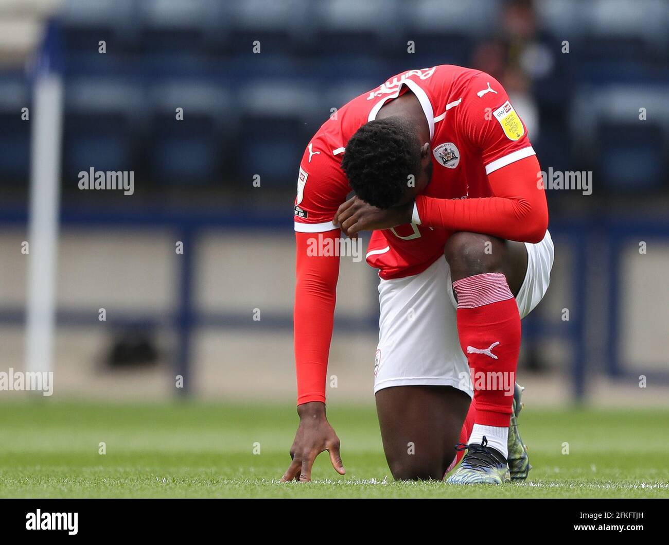 Deepdale Stadium, Preston, Lancashire, Royaume-Uni. 1er mai 2021. Championnat de football de la Ligue anglaise de football, Preston North End versus Barnsley; Daryl Dyke de Barnsley prend un genou avant le coup d'envoi Credit: Action plus Sports/Alamy Live News Banque D'Images