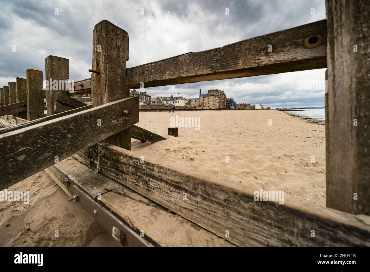 Vue sur la plage de Portobello depuis la groyne en bois d'Édimbourg, en Écosse, au Royaume-Uni Banque D'Images