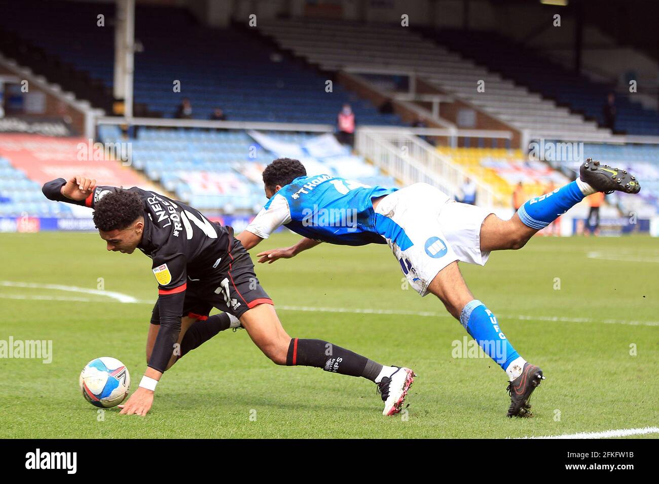 Peterborough, Cambridgeshire, Royaume-Uni. 1er mai 2021. Lincoln a gagné une pénalité après que Morgan Rogers de Lincoln City (L) a été fouillé par Nathan Thompson de Peterborough United (R). EFL Skybet football League One Match, Peterborough Utd v Lincoln City au Weston Homes Stadium de Peterborough, Cambridgeshire, le samedi 1er mai 2021. Cette image ne peut être utilisée qu'à des fins éditoriales. Utilisation éditoriale uniquement, licence requise pour une utilisation commerciale. Aucune utilisation dans les Paris, les jeux ou les publications d'un seul club/ligue/joueur. Crédit: Andrew Orchard photographie sportive/Alamy Live News Banque D'Images