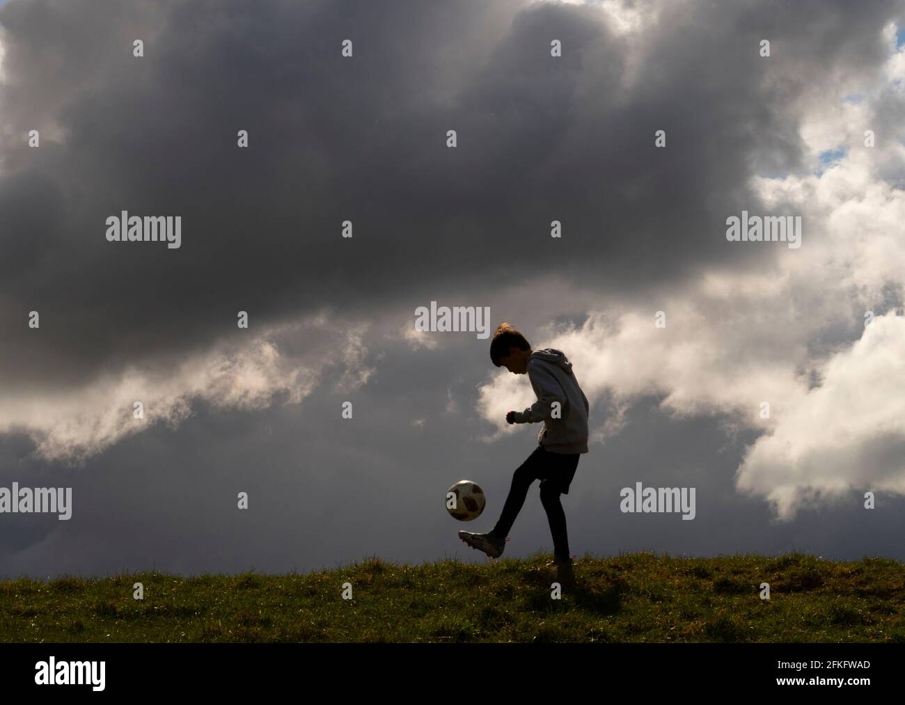 Langshaw Scottish Borders, Royaume-Uni. 1er mai 2021. UK UK Weather UN jeune garçon pratique ses chaussons sur l'herbe à Langshaw dans les frontières écossaises, avec des nuages de pluie sombres comme toile de fond. Les prévisions météorologiques pour les vacances en banque ne semblent pas prometteuses, la plupart des Britanniques s'attendent à ce que les premières pluies importantes soient longtemps, les jardiniers et les agriculteurs sont les bienvenus, mais pas ceux qui veulent profiter du long week-end des vacances en banque du jour de mai. Crédit : phil wilkinson/Alay Live News Banque D'Images