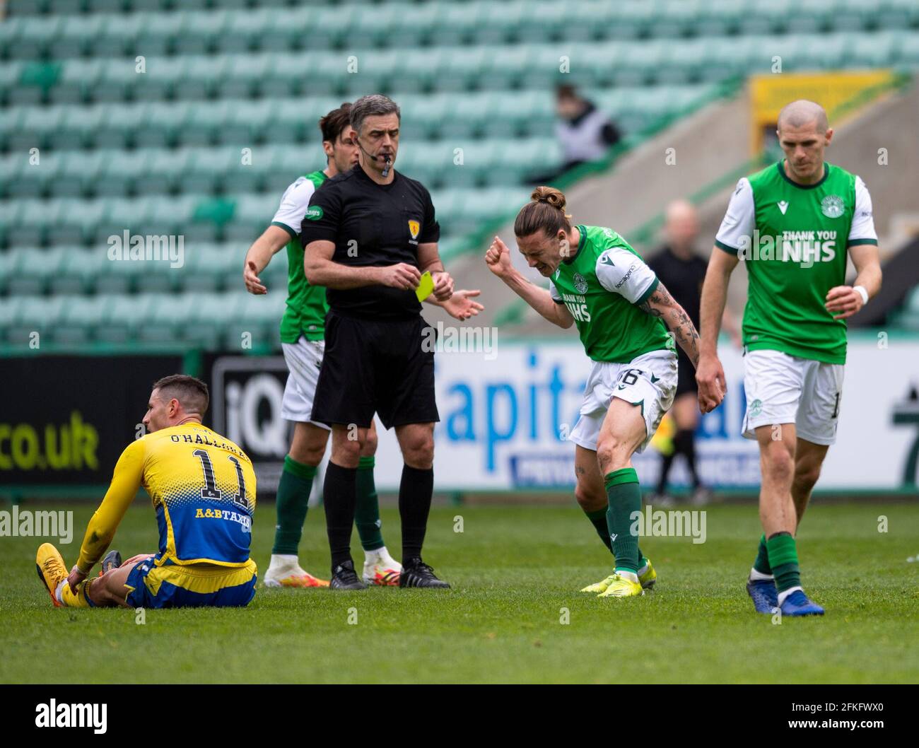 Scottish Premiership - Hibernian contre St Johnstone. Easter Road Stadium, Édimbourg, Midlothian, Royaume-Uni. 1er mai 2021. Hibs accueille St Johnstone dans la Ligue écossaise Premier à Easter Road, Édimbourg. Pic shows: Un milieu de terrain international australien HibsÕ très irate, Jackson Irvine, est réservé par l'arbitre de match, Greg Aitken, Credit: Ian Jacobs/Alay Live News Banque D'Images