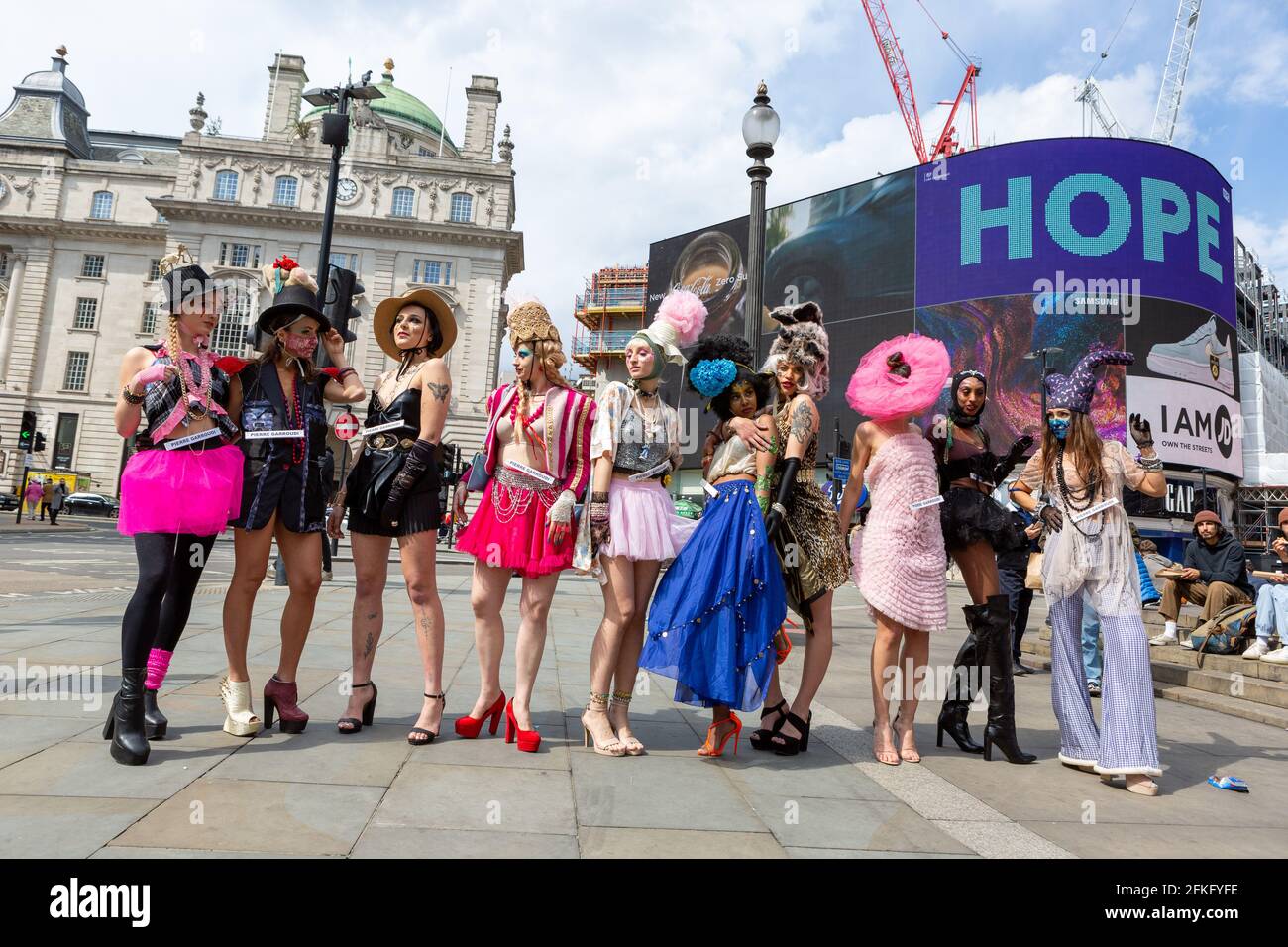 Londres, Royaume-Uni. 1er mai 2021. Les modèles présentent la dernière collection colorée de Pierre Garroudi lors de l'un des défilés de mode Flash Mob du designer à Piccadilly, Londres. (Photo par Pietro Recchia/SOPA Images/Sipa USA) crédit: SIPA USA/Alay Live News Banque D'Images