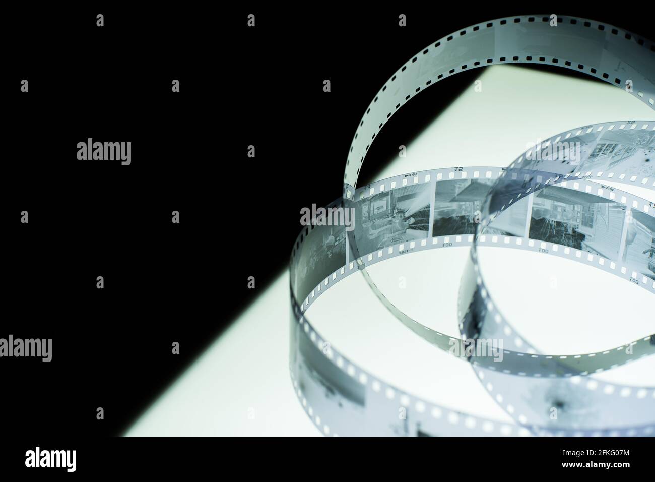 Bande de film négatif 35 mm noir et blanc analogique sur la lumière tableau Banque D'Images