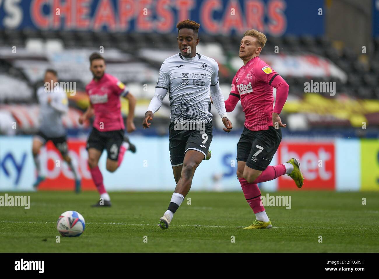 Jamal Lowe #9 de la ville de Swansea sur l'attaque, sous la pression de Kamil JO?wiak #7 du comté de Derby Banque D'Images