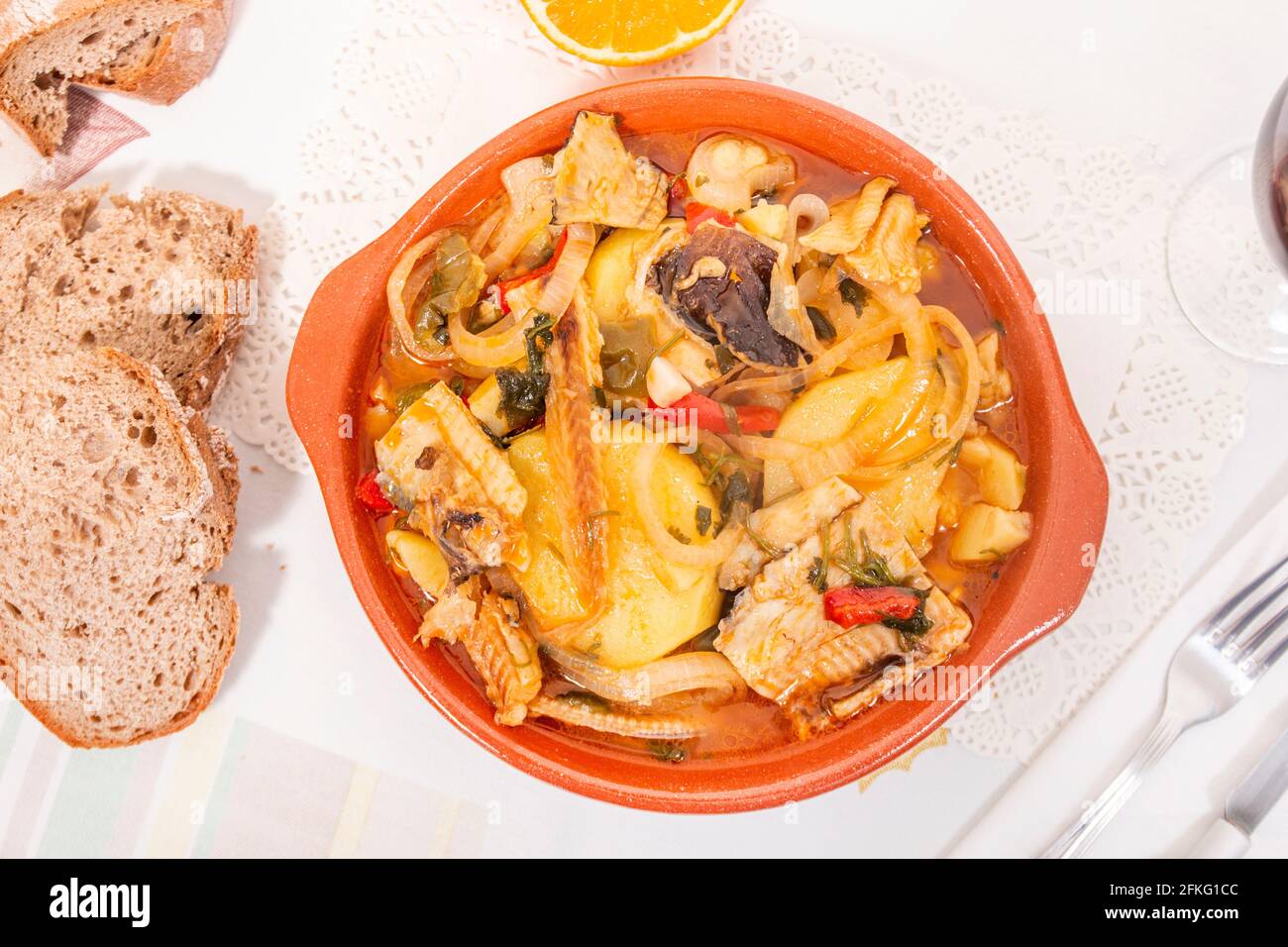 Ragoût de requin-taupe noir ou litao avec potatos, typique de la ville d'Olhao, Portugal. Banque D'Images