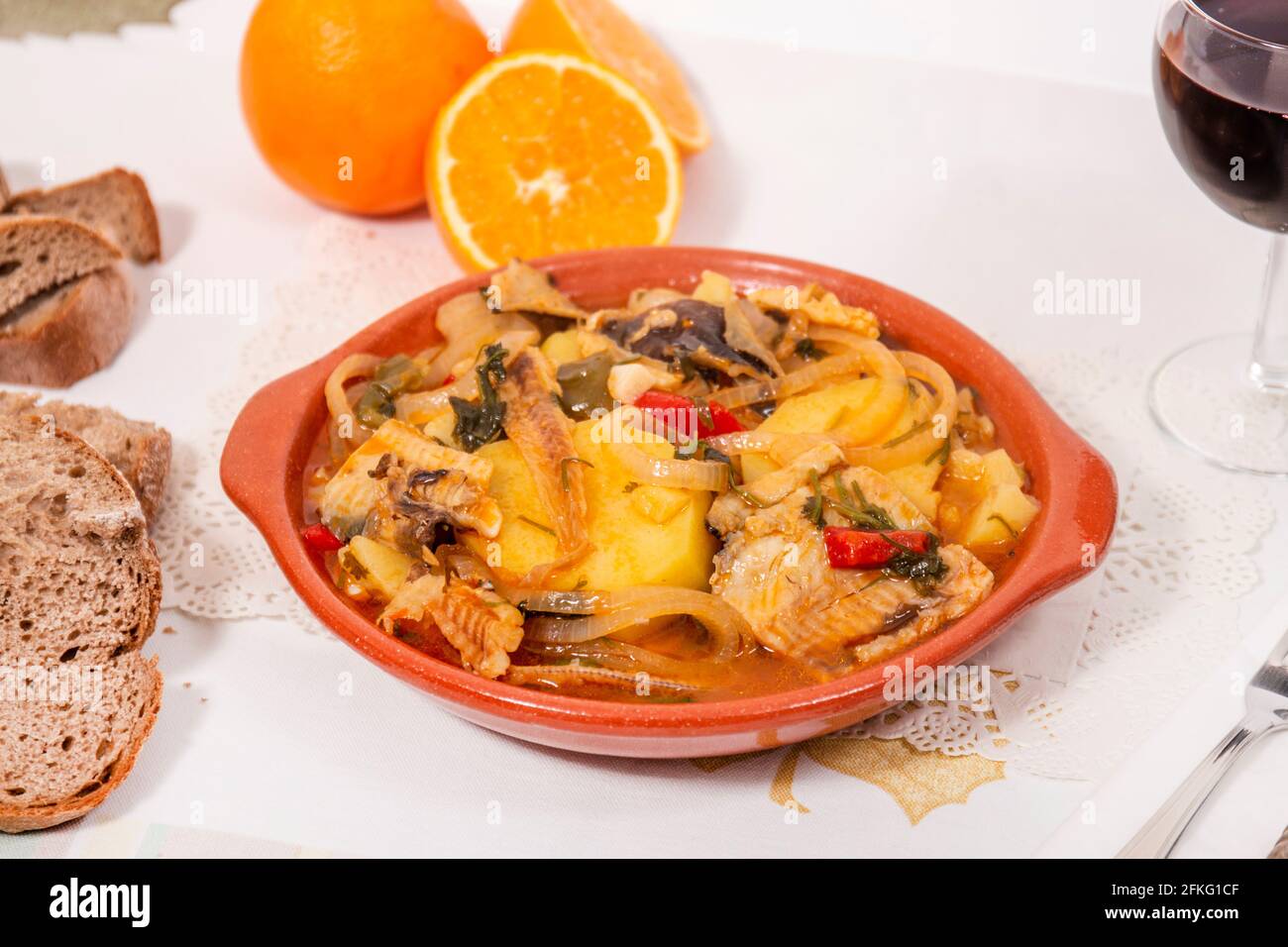 Ragoût de requin-taupe noir ou litao avec potatos, typique de la ville d'Olhao, Portugal. Banque D'Images