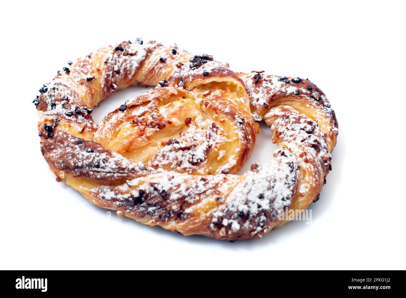 Pâte de bretzel aux amandes de style français isolée sur fond blanc. Banque D'Images