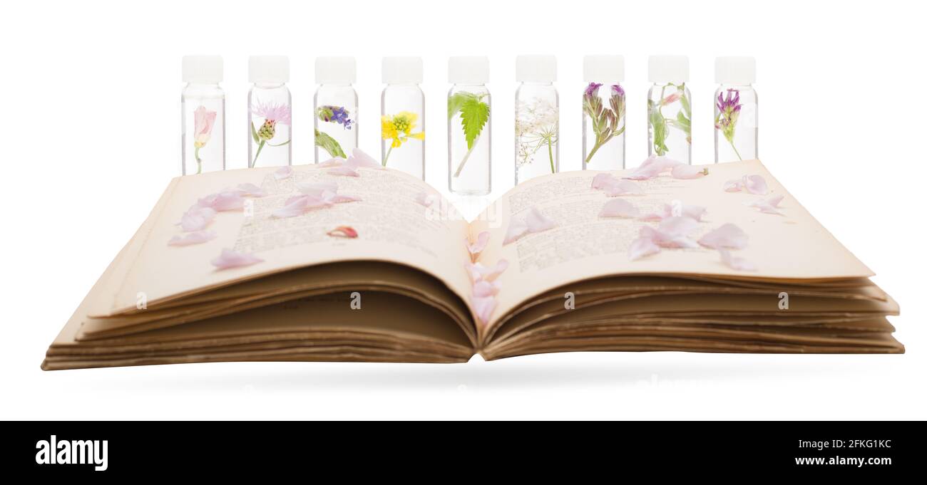Livre de recettes traditionnelles et bouteille BACH. Fleurs et bouteilles homéopathie médecine. Banque D'Images