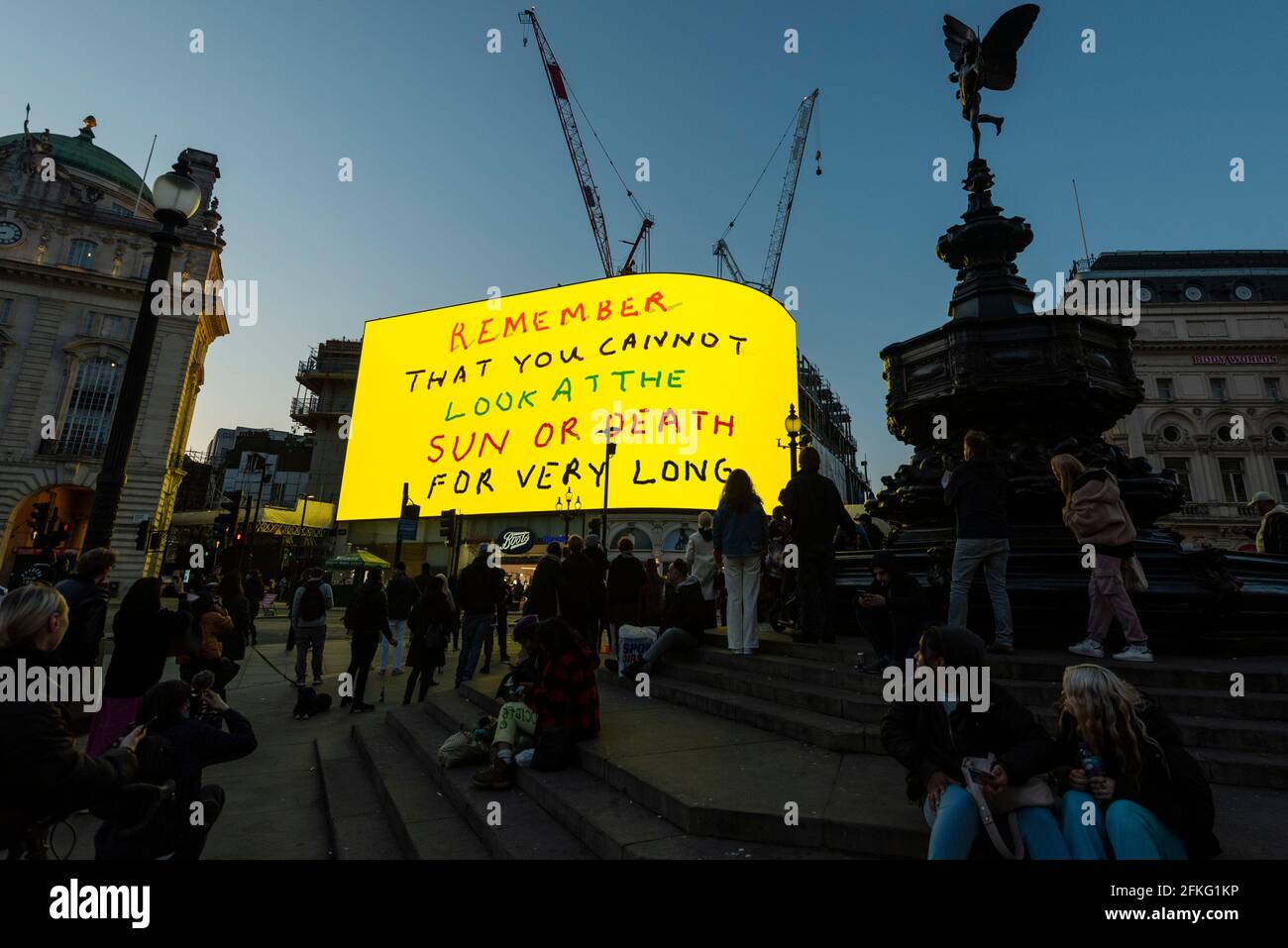 Londres, Royaume-Uni. 1er mai 2021. L’œuvre de David Hockney, « Remember You cannot look at the Sun or Death for Very long », qui montre un lever de soleil animé, est affichée sur les écrans géants de Piccadilly Circus. Il sera également affiché sur des écrans dans d'autres villes du monde entier. L'œuvre, créée sur un iPad, est censée offrir un symbole d'espoir alors que le monde se réveille de son long verrouillage et coïncide également avec sa prochaine exposition « l'arrivée du printemps » à l'Académie royale. À Londres, le travail est exposé tous les soirs pour le mois de mai. Credit: Stephen Chung / Alamy Live News Banque D'Images