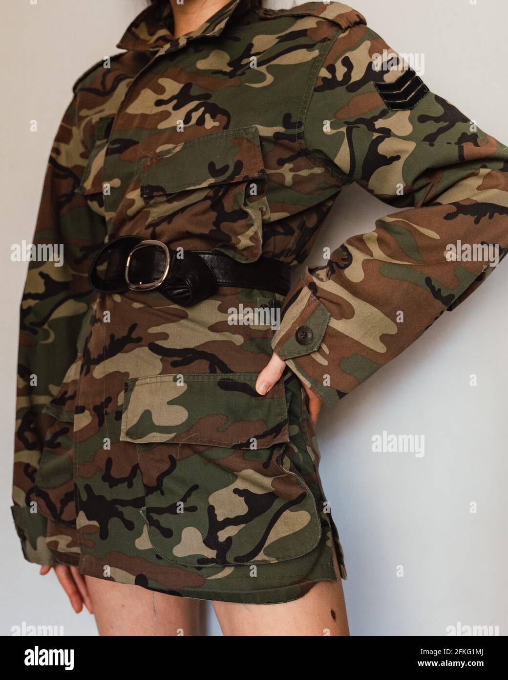 Femme portant un manteau de camouflage de forêt militaire avec un cuir  courroie Photo Stock - Alamy