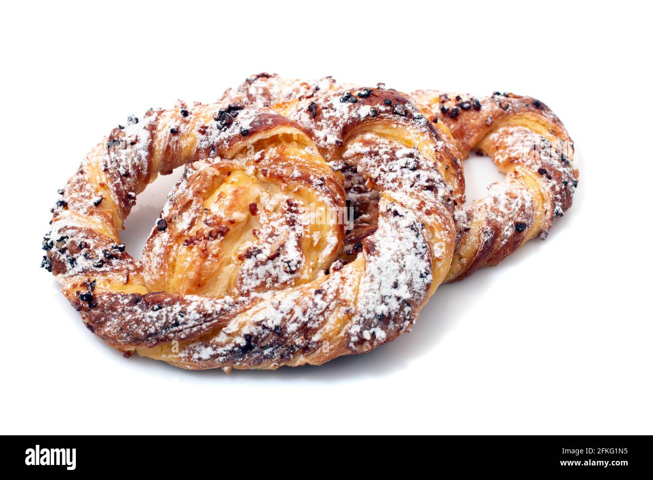 Pâte de bretzel aux amandes de style français isolée sur fond blanc. Banque D'Images