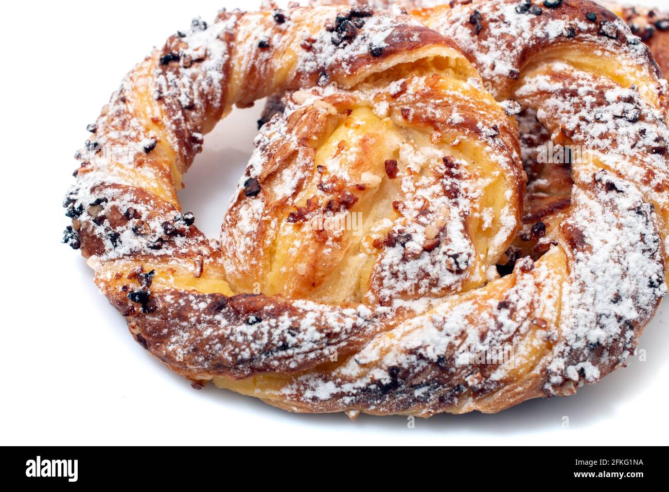 Pâte de bretzel aux amandes de style français isolée sur fond blanc. Banque D'Images