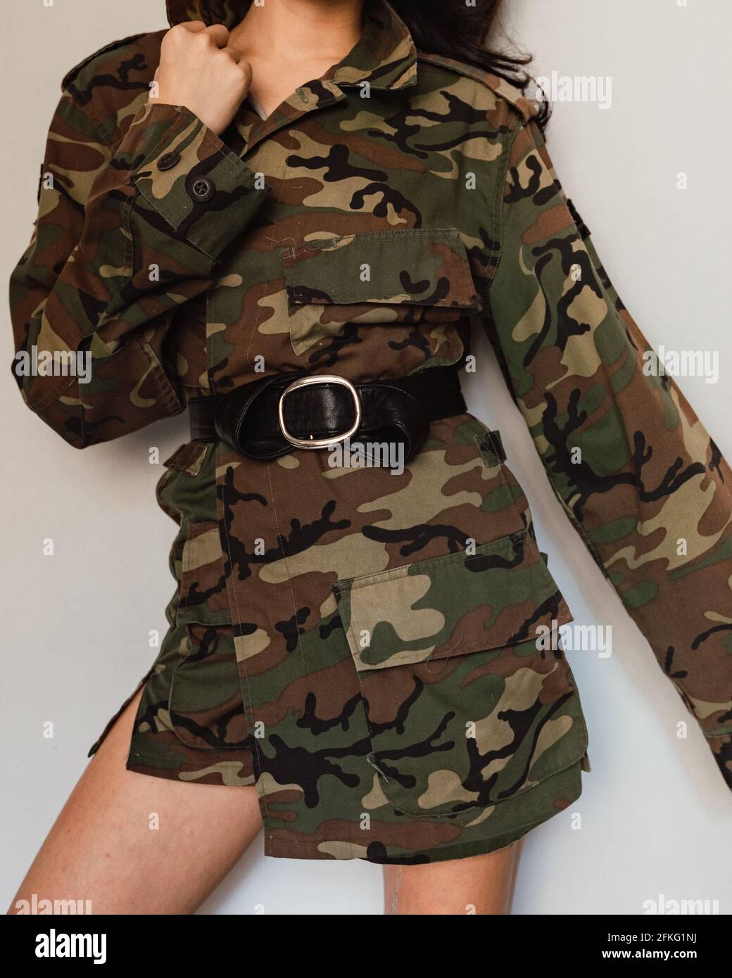 Femme portant un manteau de camouflage de forêt militaire avec un cuir  courroie Photo Stock - Alamy