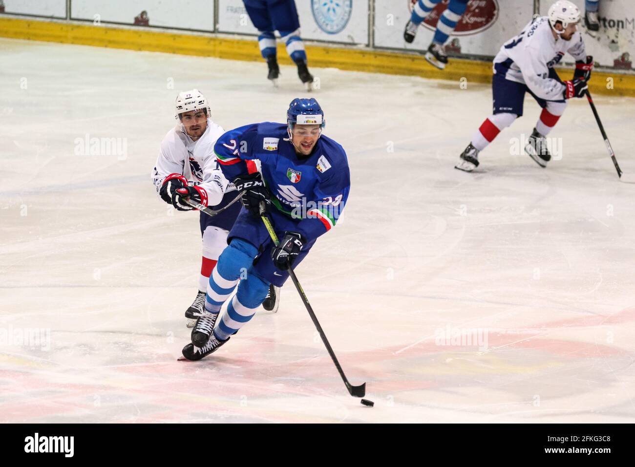 Palasport, Aoste, Italie, 01 mai 2021, Ivan DeLuca (Italie) Puck pendant le match de hockey amical - Italie vs France, Sports de glace - photo Andrea Re / LM Banque D'Images