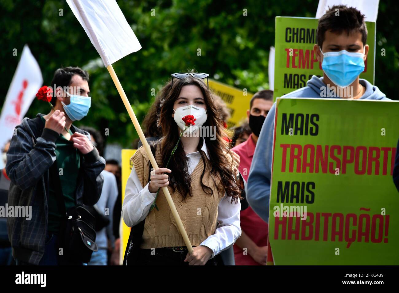 Les participants à la fête du travail tiennent des écriteaux pendant la célébration. Des centaines de personnes ont participé à la commémoration du 1er mai, Journée du travail, organisée par les syndicats ouvriers du pays. La célébration s'est concentrée surtout dans la capitale Lisbonne et dans les villes de Porto et Viseu. (Photo de Jorge Castellanos / SOPA Images / Sipa USA) Banque D'Images