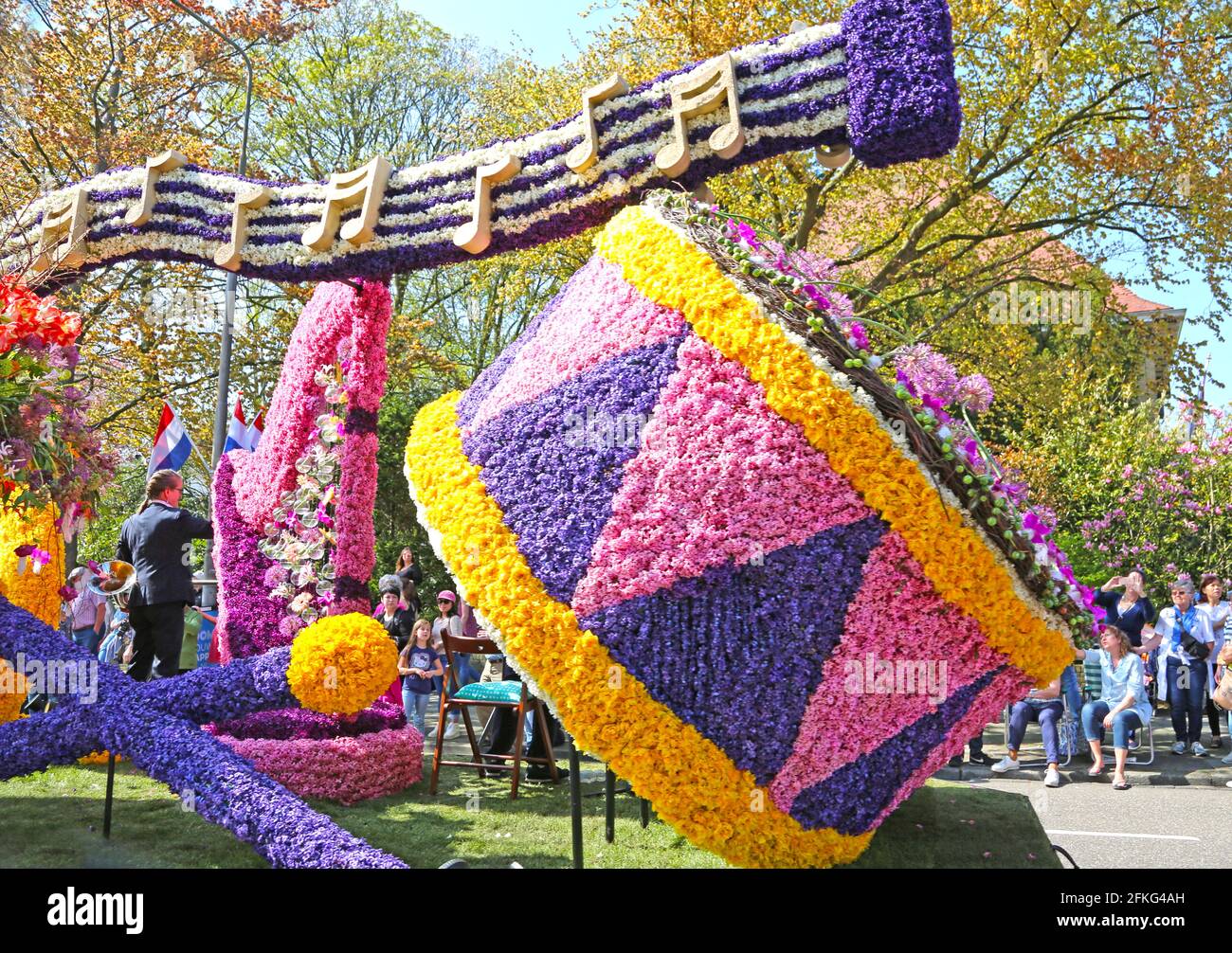 Sassenheim, pays-Bas – 21 avril 2018 : 100 ans Bloemencorso Bollenstreek Flower Parade fête traditionnelle folklorique Banque D'Images