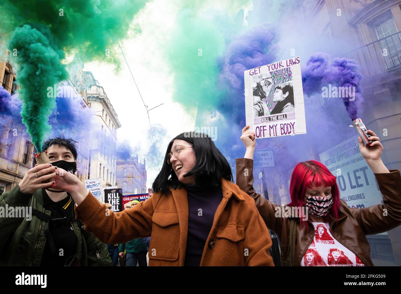 Manchester, Royaume-Uni. 1er mai 2021. Les manifestants qui ont brûlé la fumée défilent dans la ville pendant la manifestation Kill the Bill. May Day voit des manifestations dans tout le pays en raison du projet de loi sur la police, la criminalité et la peine qui, s'il est adopté, introduirait une nouvelle législation autour des manifestations. (Photo par Andy Barton/SOPA Images/Sipa USA) crédit: SIPA USA/Alay Live News Banque D'Images