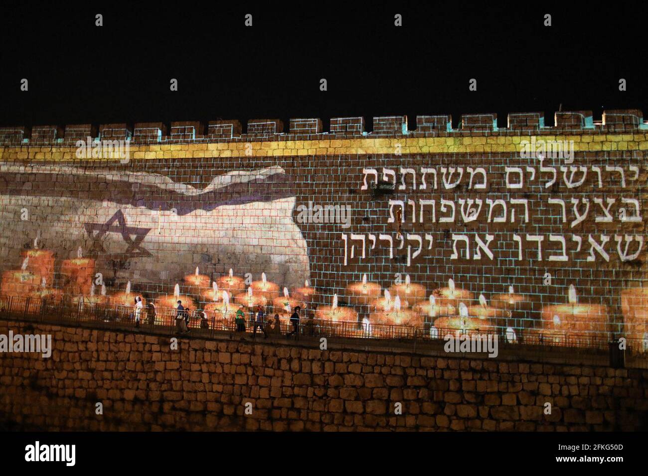 Jérusalem, Israël. 1er mai 2021. Un message de condoléances et des bougies pour les victimes d'une bousculade lors d'un pèlerinage de masse juif ultra orthodoxe au Mont Meron commémorant la fête du Lag Ba'Omer sont projetés sur un mur de la vieille ville de Jérusalem. Crédit : Ilia Yefimovich/dpa/Alay Live News Banque D'Images