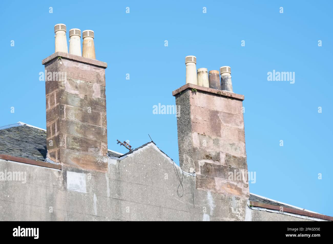 Pots de cheminée sur le vieux toit de maison victorienne Banque D'Images