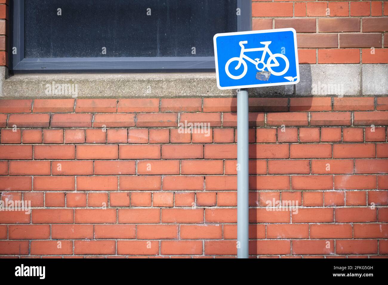 Faites du vélo sur la voie publique Banque D'Images