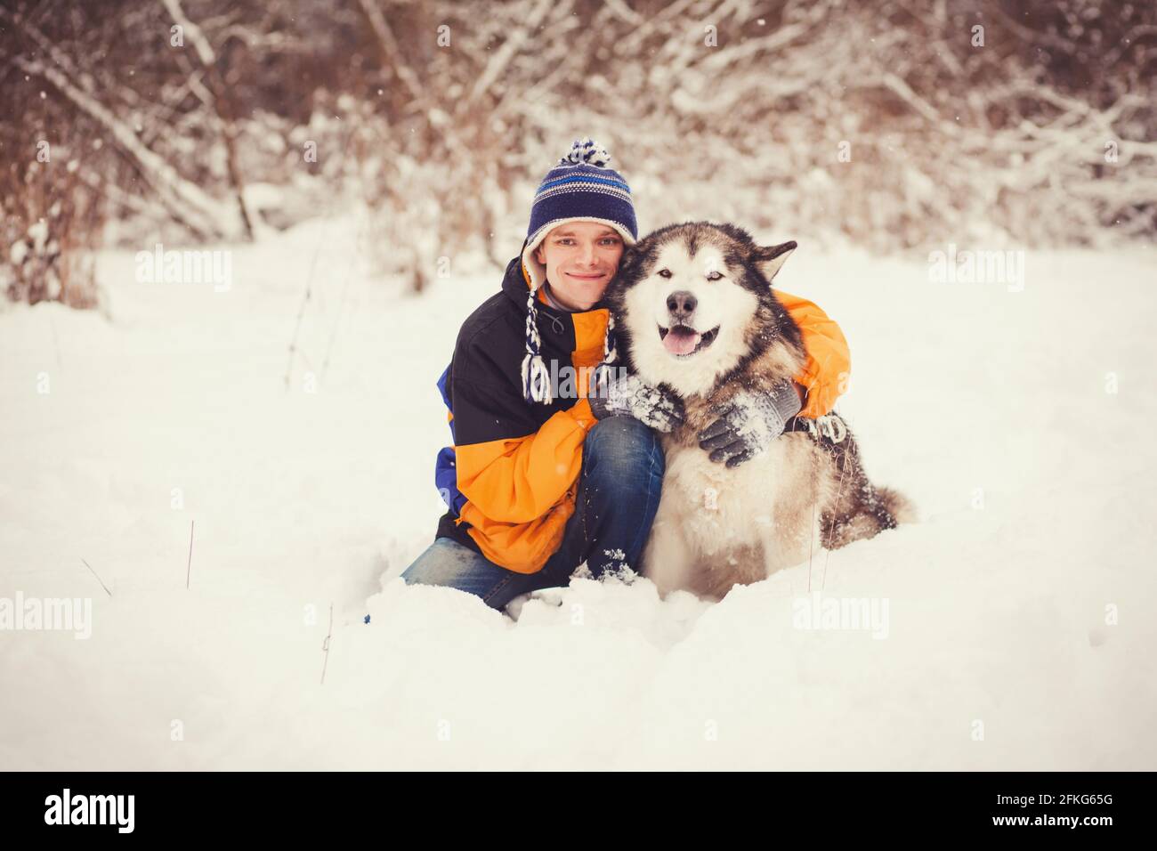 Portrait d'un homme joyeux avec un chien à l'extérieur Banque D'Images