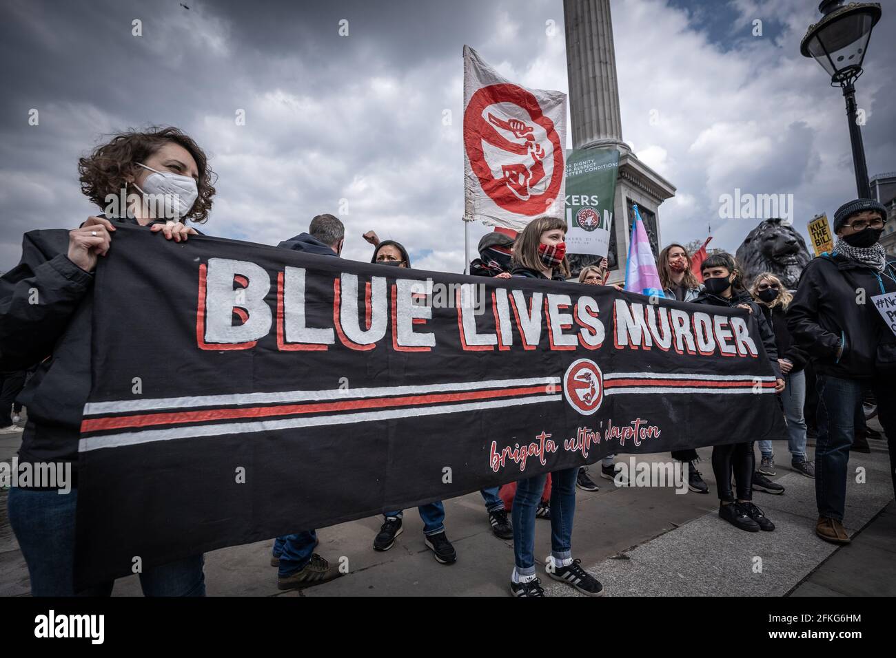 Londres, Royaume-Uni. 1er mai 2021. Tuez la protestation de Bill. Des milliers de personnes se rassemblent à Trafalgar Square pour se préparer à marcher contre un projet de loi récemment proposé sur la police, le crime, la détermination de la peine et les tribunaux le jour de mai (ou la fête du travail). De nombreux mouvements sociaux se sont unis pour protester contre ce projet de loi, qui, selon eux, mettrait des restrictions importantes à la liberté d'expression et de réunion, en donnant à la police le pouvoir de limiter les manifestations, entre autres mesures. Credit: Guy Corbishley/Alamy Live News Banque D'Images