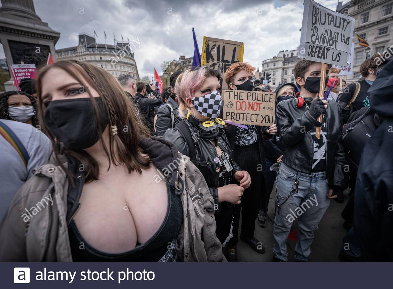 Londres, Royaume-Uni. 1er mai 2021. Tuez la protestation de Bill. Des milliers de personnes se rassemblent à Trafalgar Square pour se préparer à marcher contre un projet de loi récemment proposé sur la police, le crime, la détermination de la peine et les tribunaux le jour de mai (ou la fête du travail). De nombreux mouvements sociaux se sont unis pour protester contre ce projet de loi, qui, selon eux, mettrait des restrictions importantes à la liberté d'expression et de réunion, en donnant à la police le pouvoir de limiter les manifestations, entre autres mesures. Credit: Guy Corbishley/Alamy Live News Banque D'Images