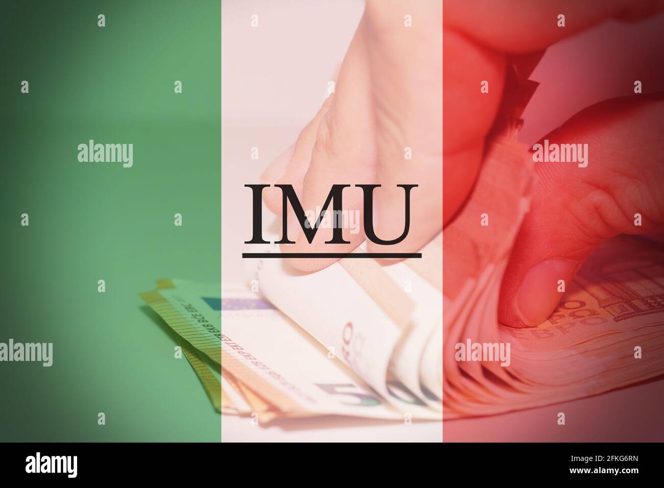 Drapeau italien avec des billets de banque en arrière-plan, avec le texte IMU concept de la taxe Banque D'Images