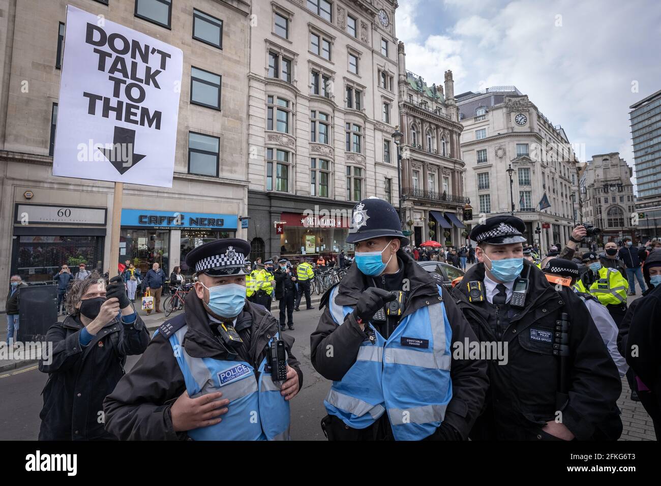 Londres, Royaume-Uni. 1er mai 2021. Tuez la protestation de Bill. Des milliers de personnes se rassemblent à Trafalgar Square pour se préparer à marcher contre un projet de loi récemment proposé sur la police, le crime, la détermination de la peine et les tribunaux le jour de mai (ou la fête du travail). De nombreux mouvements sociaux se sont unis pour protester contre ce projet de loi, qui, selon eux, mettrait des restrictions importantes à la liberté d'expression et de réunion, en donnant à la police le pouvoir de limiter les manifestations, entre autres mesures. Credit: Guy Corbishley/Alamy Live News Banque D'Images