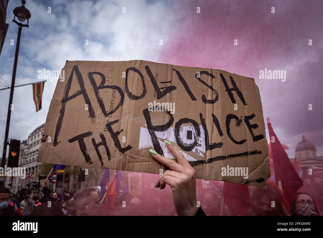 Londres, Royaume-Uni. 1er mai 2021. Tuez la protestation de Bill. Des milliers de personnes se rassemblent à Trafalgar Square pour se préparer à marcher contre un projet de loi récemment proposé sur la police, le crime, la détermination de la peine et les tribunaux le jour de mai (ou la fête du travail). De nombreux mouvements sociaux se sont unis pour protester contre ce projet de loi, qui, selon eux, mettrait des restrictions importantes à la liberté d'expression et de réunion, en donnant à la police le pouvoir de limiter les manifestations, entre autres mesures. Credit: Guy Corbishley/Alamy Live News Banque D'Images