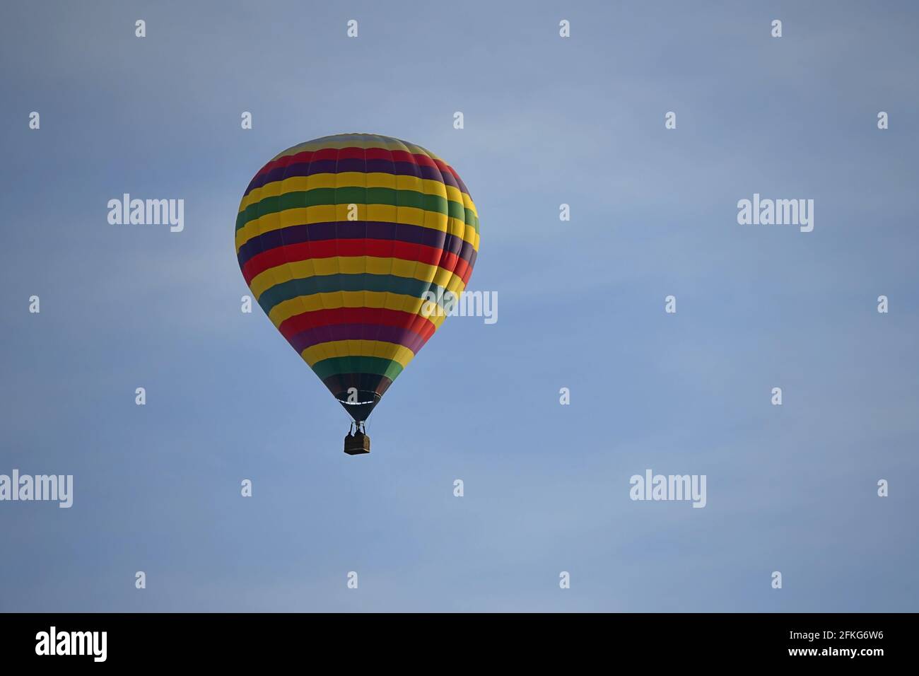 Montgolfière dans un ciel de la région viticole de Californie Banque D'Images