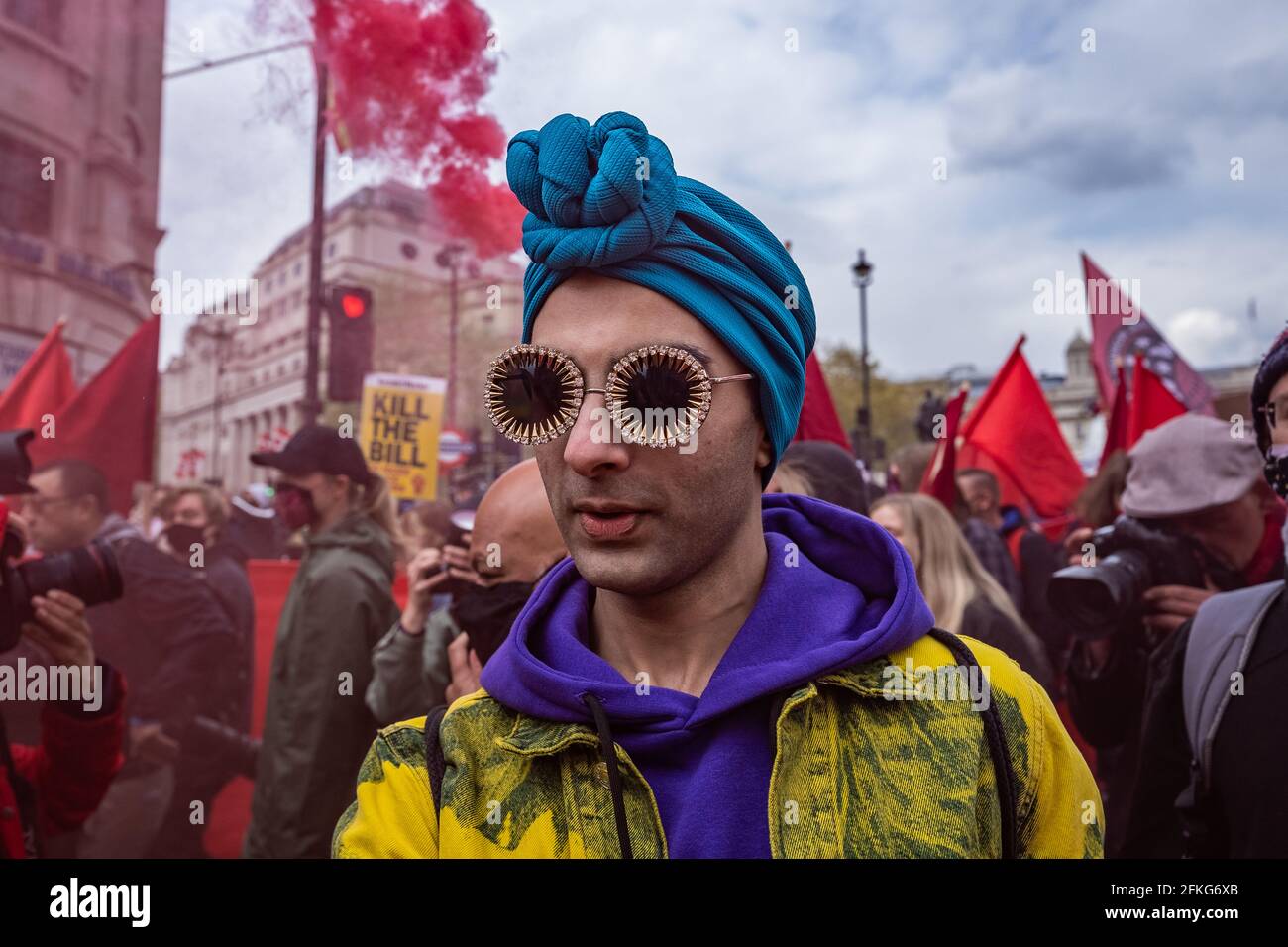 Londres, Royaume-Uni. 1er mai 2021. Tuez la protestation de Bill. Des milliers de personnes se rassemblent à Trafalgar Square pour se préparer à marcher contre un projet de loi récemment proposé sur la police, le crime, la détermination de la peine et les tribunaux le jour de mai (ou la fête du travail). De nombreux mouvements sociaux se sont unis pour protester contre ce projet de loi, qui, selon eux, mettrait des restrictions importantes à la liberté d'expression et de réunion, en donnant à la police le pouvoir de limiter les manifestations, entre autres mesures. Credit: Guy Corbishley/Alamy Live News Banque D'Images