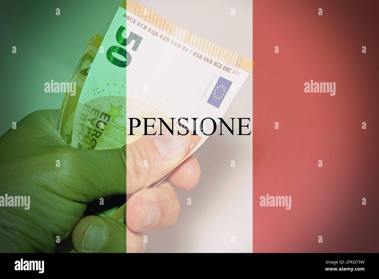 Drapeau italien avec des billets de banque comme arrière-plan, avec le texte Pensione concept de retraite. Banque D'Images