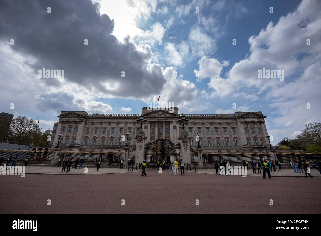 Londres, Royaume-Uni. 1er mai 2021. Tuez la protestation de Bill. Des milliers de personnes se rassemblent à Trafalgar Square pour se préparer à marcher contre un projet de loi récemment proposé sur la police, le crime, la détermination de la peine et les tribunaux le jour de mai (ou la fête du travail). De nombreux mouvements sociaux se sont unis pour protester contre ce projet de loi, qui, selon eux, mettrait des restrictions importantes à la liberté d'expression et de réunion, en donnant à la police le pouvoir de limiter les manifestations, entre autres mesures. Credit: Guy Corbishley/Alamy Live News Banque D'Images