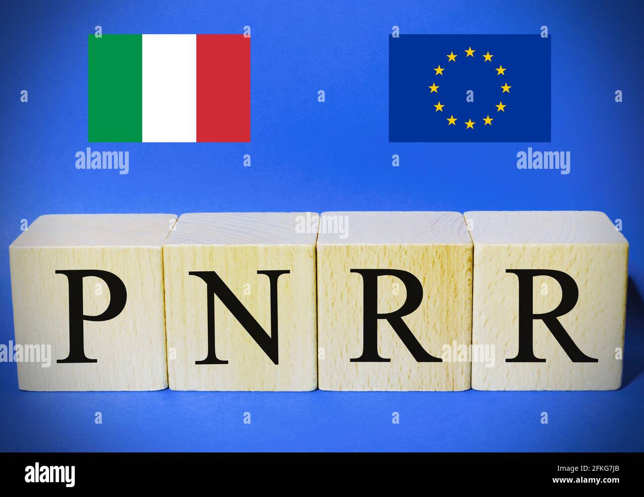 Drapeau italien et drapeau européen avec le signe 'Pnrr', concept de l'aide financière européenne Banque D'Images