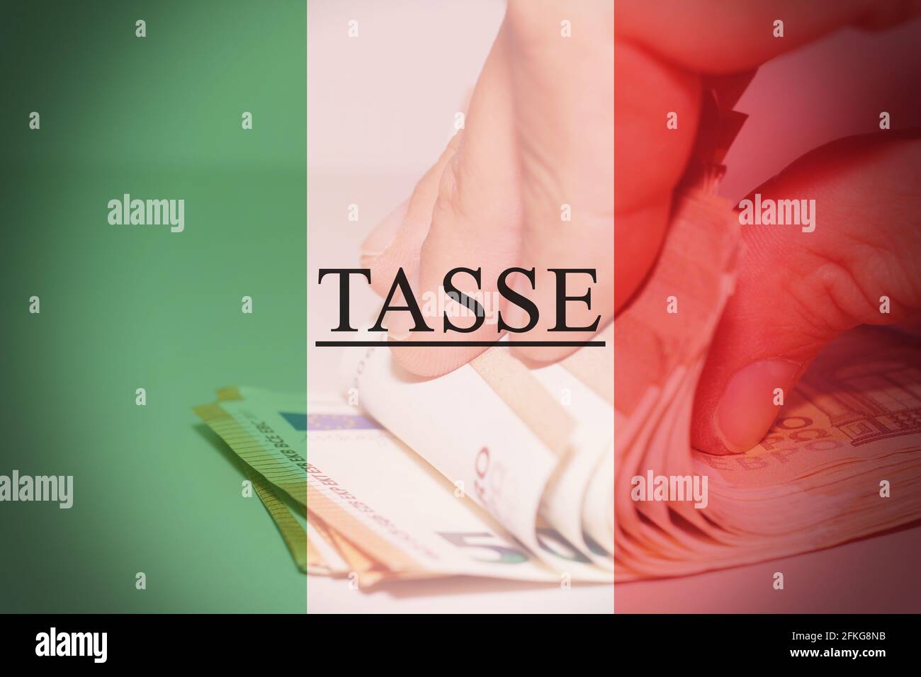 Drapeau italien avec des billets en euros comme arrière-plan avec le texte concept de « trasse » des taxes italiennes Banque D'Images