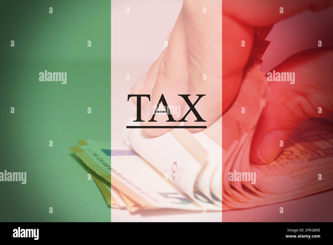 Drapeau italien avec des billets en euros comme arrière-plan avec le texte 'taxe' Banque D'Images