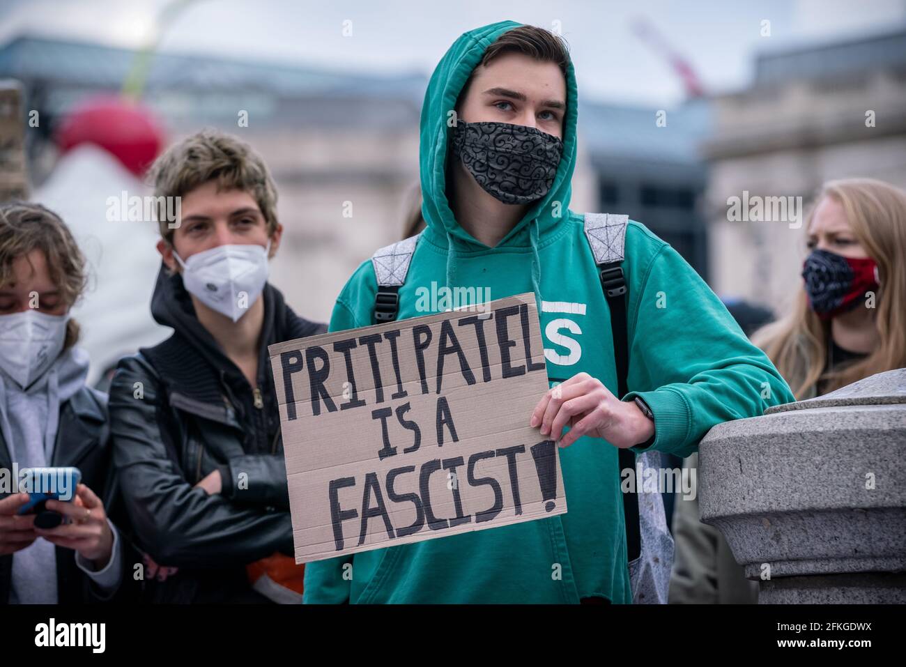 Londres, Royaume-Uni. 1er mai 2021. Tuez la protestation de Bill. Des milliers de personnes se rassemblent à Trafalgar Square pour se préparer à marcher contre un projet de loi récemment proposé sur la police, le crime, la détermination de la peine et les tribunaux le jour de mai (ou la fête du travail). De nombreux mouvements sociaux se sont unis pour protester contre ce projet de loi, qui, selon eux, mettrait des restrictions importantes à la liberté d'expression et de réunion, en donnant à la police le pouvoir de limiter les manifestations, entre autres mesures. Credit: Guy Corbishley/Alamy Live News Banque D'Images