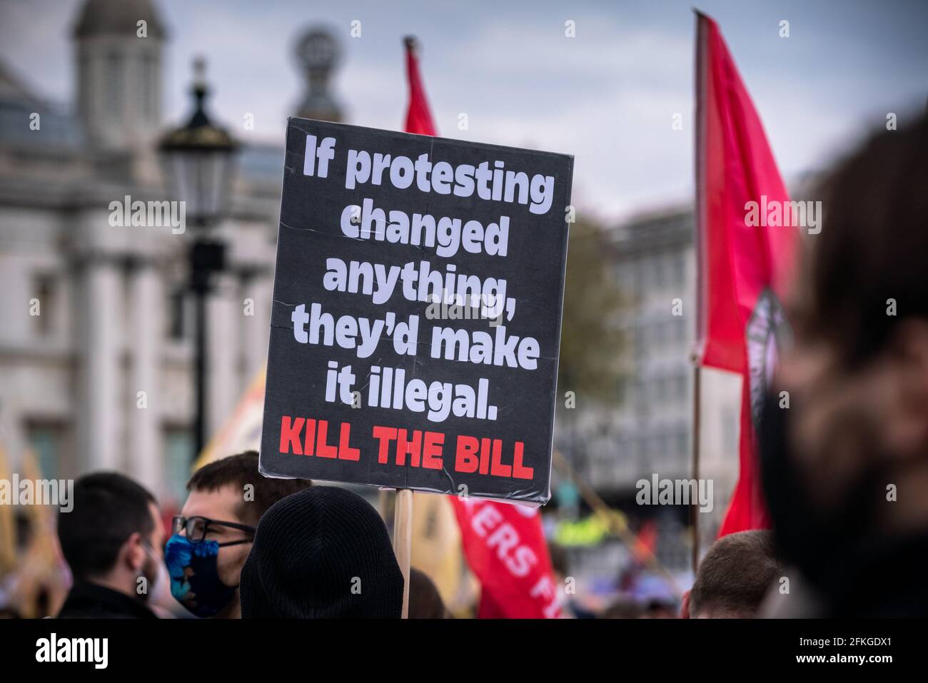 Londres, Royaume-Uni. 1er mai 2021. Tuez la protestation de Bill. Des milliers de personnes se rassemblent à Trafalgar Square pour se préparer à marcher contre un projet de loi récemment proposé sur la police, le crime, la détermination de la peine et les tribunaux le jour de mai (ou la fête du travail). De nombreux mouvements sociaux se sont unis pour protester contre ce projet de loi, qui, selon eux, mettrait des restrictions importantes à la liberté d'expression et de réunion, en donnant à la police le pouvoir de limiter les manifestations, entre autres mesures. Credit: Guy Corbishley/Alamy Live News Banque D'Images