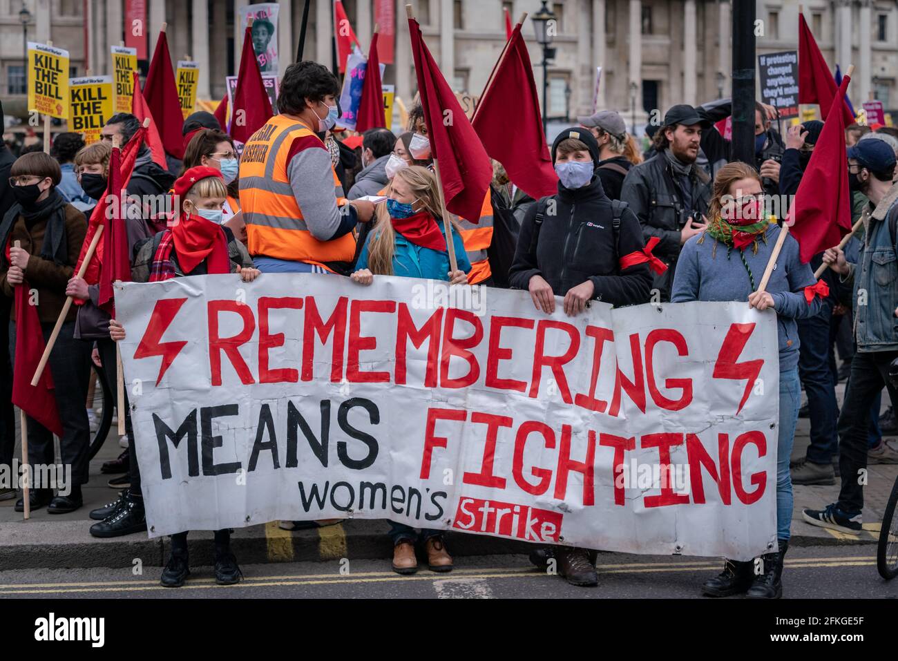 Londres, Royaume-Uni. 1er mai 2021. Tuez la protestation de Bill. Des milliers de personnes se rassemblent à Trafalgar Square pour se préparer à marcher contre un projet de loi récemment proposé sur la police, le crime, la détermination de la peine et les tribunaux le jour de mai (ou la fête du travail). De nombreux mouvements sociaux se sont unis pour protester contre ce projet de loi, qui, selon eux, mettrait des restrictions importantes à la liberté d'expression et de réunion, en donnant à la police le pouvoir de limiter les manifestations, entre autres mesures. Credit: Guy Corbishley/Alamy Live News Banque D'Images