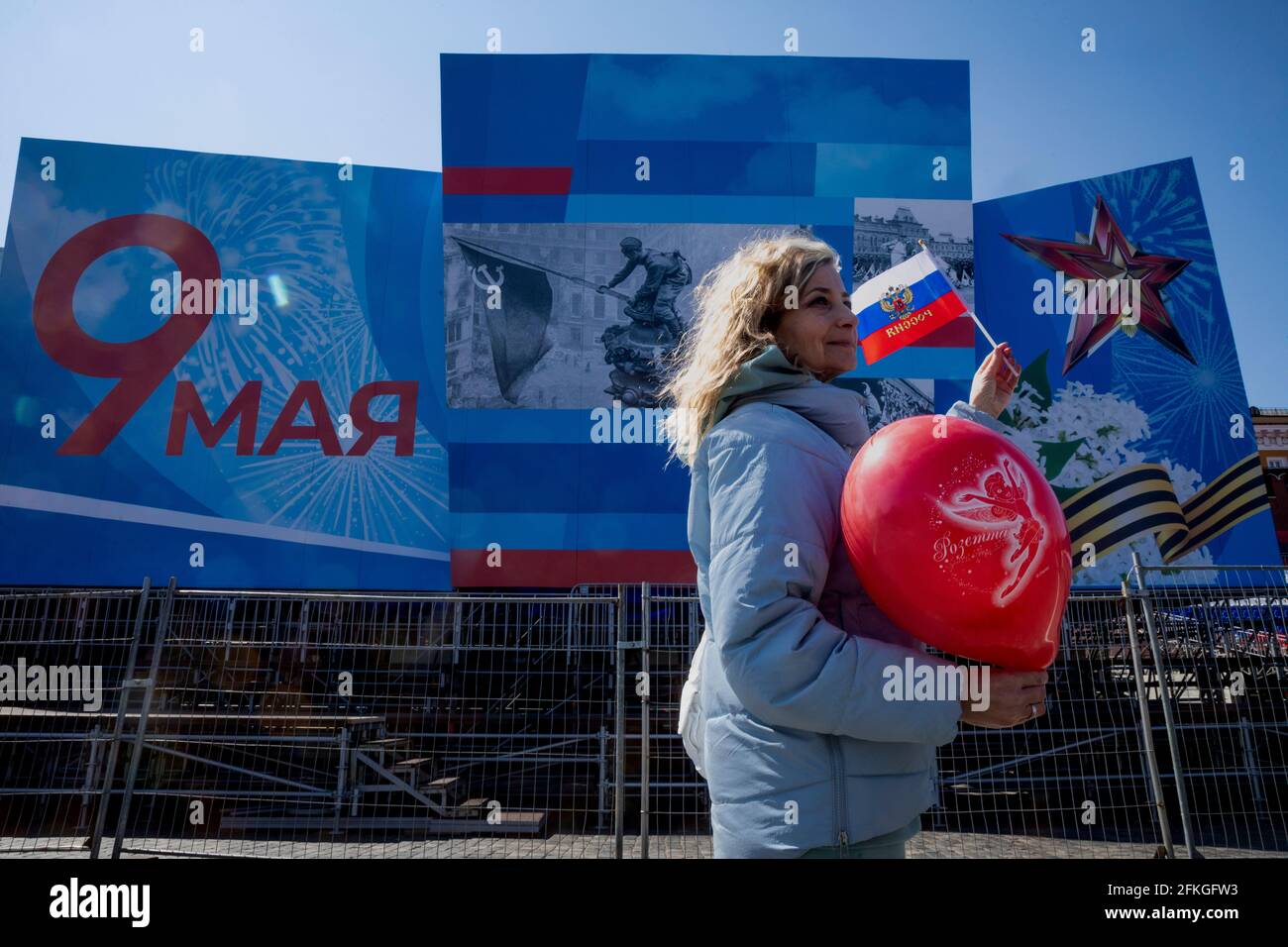 Moscou, Russie. 1er mai 2021 UNE immense bannière est installée sur la place Rouge à Moscou pour célébrer le 76e anniversaire de la victoire sur l'Allemagne nazie dans la Grande guerre patriotique de 1941-1945, en Russie Banque D'Images