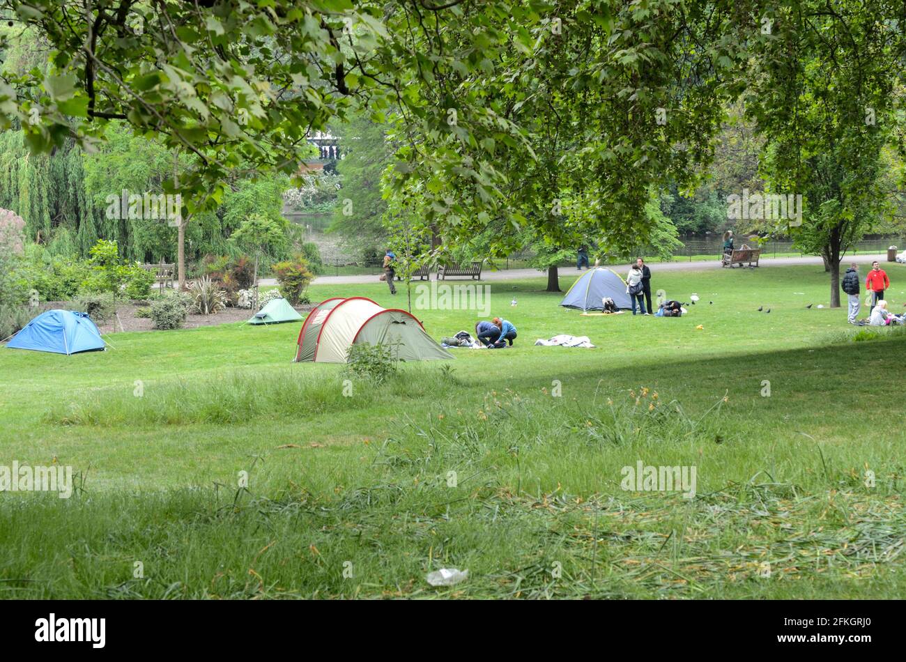 2011 mariage royal. Les gens ont campé dans des tentes à St James's Park près de la galerie marchande pour être les premiers sur la clôture en espérant avoir un aperçu de William et Kate Banque D'Images