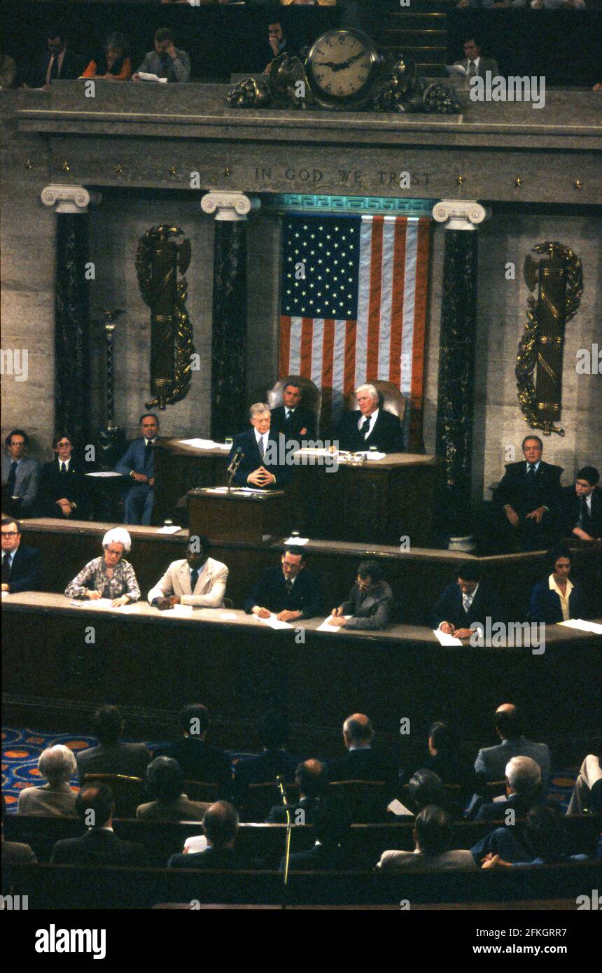 Le Président des États-Unis Jimmy carter s'adresse à une session conjointe du Congrès pour faire rapport sur le Sommet DE Vienne SALT II à la suite de sa signature d'un traité entre les États-Unis et l'URSS sur la limitation des armes stratégiques offensives et des documents connexes avec Leonid il'ich Brejnev, Secrétaire général et membre, Politburo, Parti communiste du Comité central de l'Union soviétique et Président du Présidium du Soviet suprême de la République socialiste soviétique unie (URSS) dans la Chambre de la Maison des Etats-Unis du Capitole le lundi 18 juin 1979.Credit: Howard L. Sachs / CNP /MediaPunch Banque D'Images