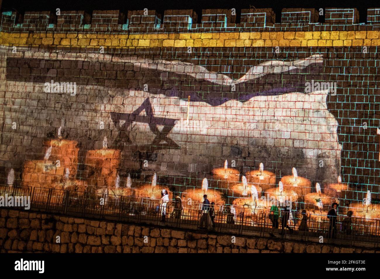 Jérusalem, Israël. 1er mai 2021. Un message de condoléances et des bougies pour les victimes d'une bousculade lors d'un pèlerinage de masse juif ultra orthodoxe au Mont Meron commémorant la fête du Lag Ba'Omer sont projetés sur un mur de la vieille ville de Jérusalem. Crédit : Ilia Yefimovich/dpa/Alay Live News Banque D'Images