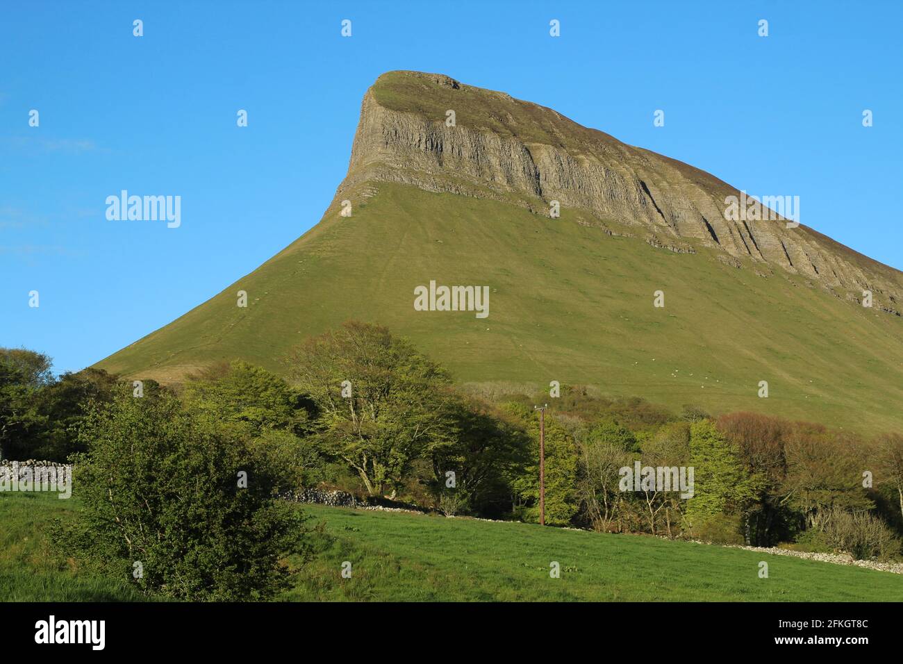 Benbulben, une montagne dans la chaîne de montagnes de Dartry, comté de Sligo, Irlande, capturé le jour d'été sur fond de ciel bleu Banque D'Images