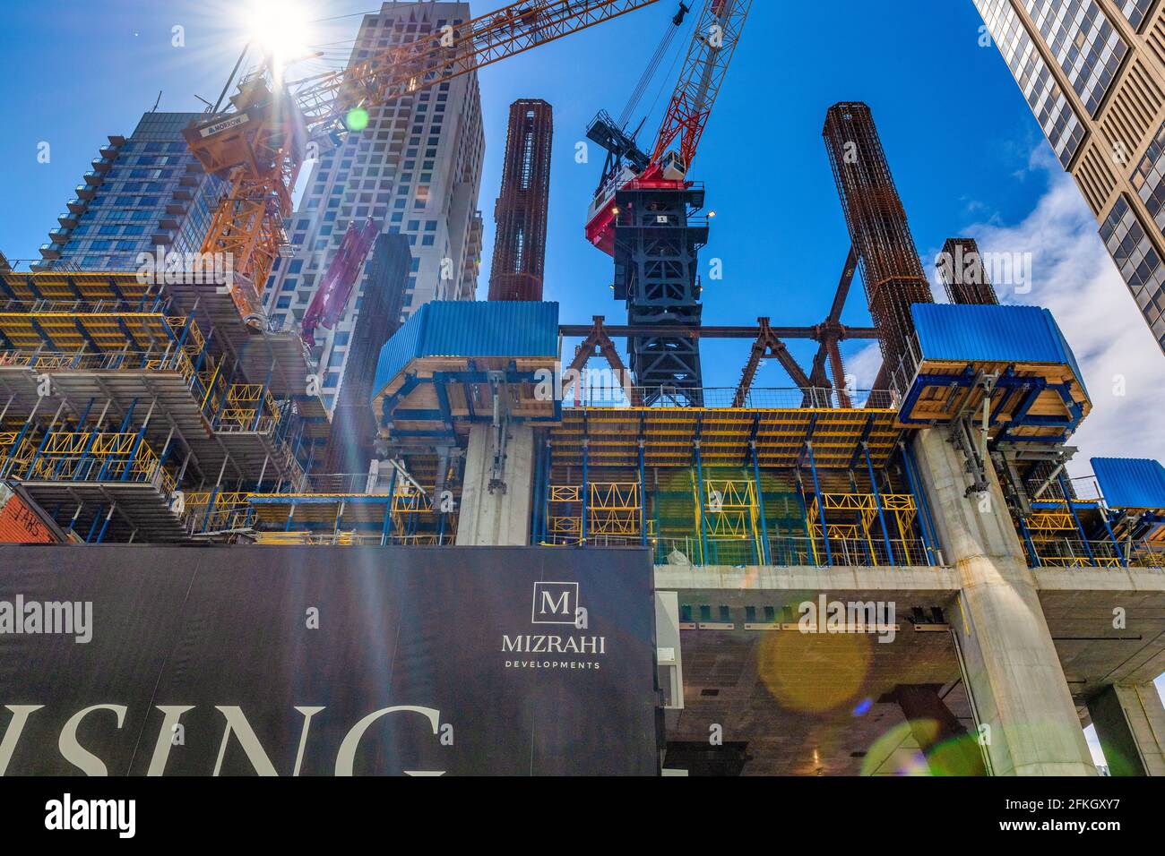 Chantier de construction de « The One » à l'intersection des rues Yonge et Bloor dans le centre-ville de Toronto, Canada Banque D'Images